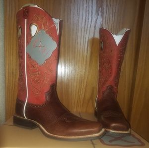 Never warn cowgirls boots.